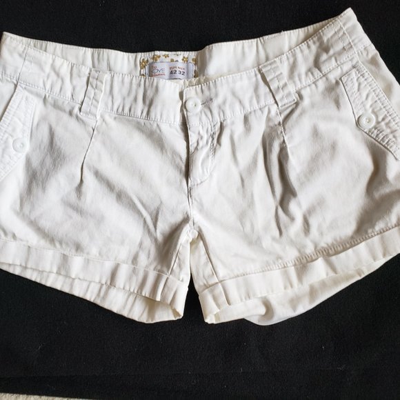 XDYE  Collection White Shorts  EUR 42 MEX 32 - Picture 1 of 4